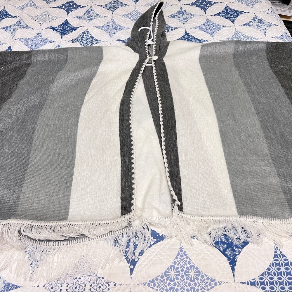 Hooded, baby alpaca, super soft wall, unisex cowgirl poncho from Ecuador - Picture 3 of 5